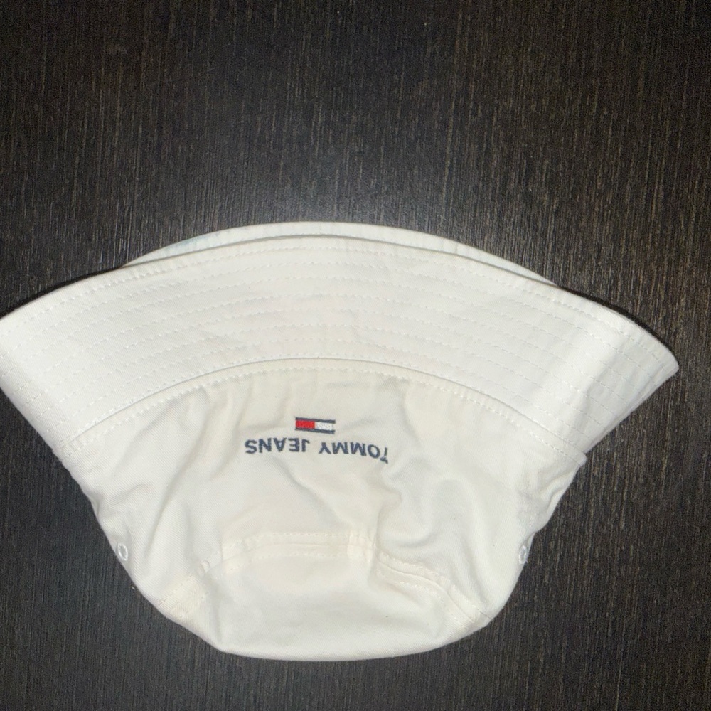 Tommy Hilfiger Off-White Bucket Hat with Logo Tab - Picture 4 of 4